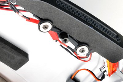 Karosserie mit Schraub- und Magnethalterung und "easy to open" Batteriefach